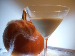halloween-drinks-pumpkin-pie-cocktail